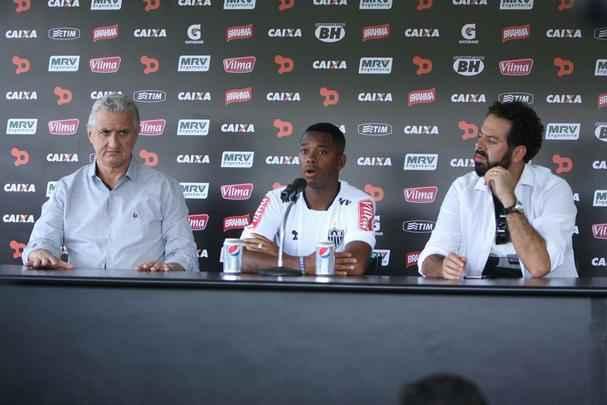 12/02/2016. O presidente do Atlético, Daniel Nepomuceno, o jogador de futebol Robinho e  o diretor de futebol, Eduardo Maluf, no Centro de Treinamento (Cidade do Galo), para apresentação oficial do jogador Robinho no Atlético.