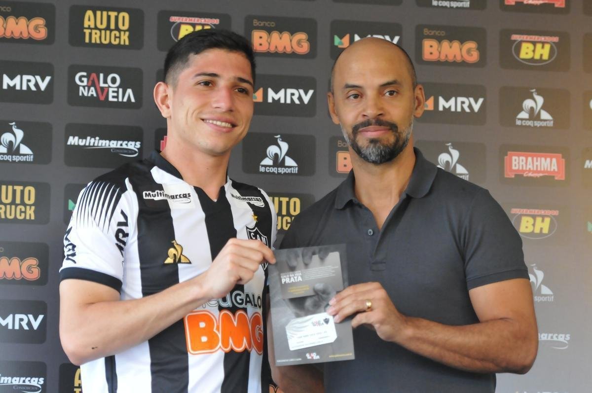 Meia-atacante venezuelano Jefferson Savarino, de 23 anos, foi apresentado pelo gerente de futebol Marques, do Atltico, na Cidade do Galo