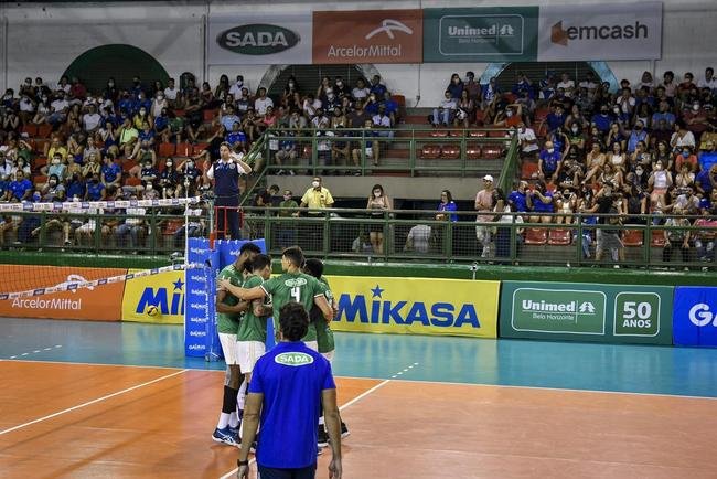 Cruzeiro se garantiu na decis�o do Sul-Americano de V�lei ao bater os argentinos do Policial Voley por 3 sets a 0, neste s�bado (5), no Gin�sio do Riacho, em Contagem. As parciais foram de 25/20, 29/27 e 25/16