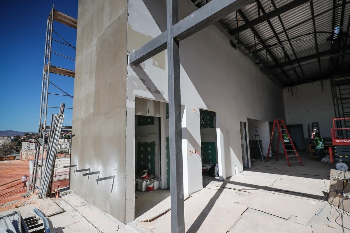 Ideia  mostrar a realidade das obras de construo do estdio do Galo
