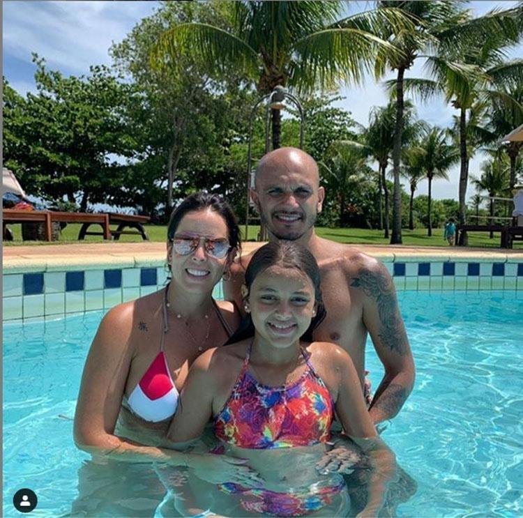 O lateral-esquerdo Fbio Santos curte dia de sol com a famlia