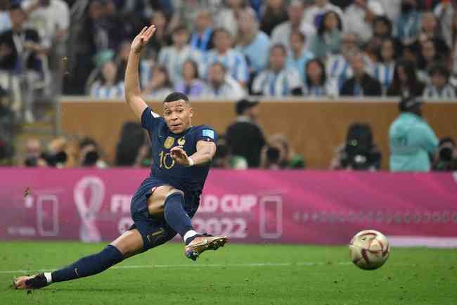 Mbappé se torna o 2º jogador a marcar hat-trick em final de Copa