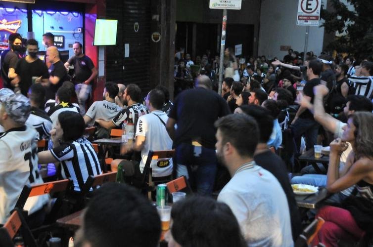 Nesta quinta-feira (2), torcedores do Atlético lotaram os bares de BH para acompanhar Bahia x Galo, jogo adiado da 32ª rodada do Campeonato Brasileiro. Na imagem, bares na região da Savassi.