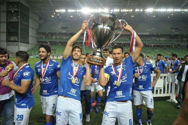 Entrega de medalhas e erguimento da taa: veja a festa do Cruzeiro com o bi do Mineiro
