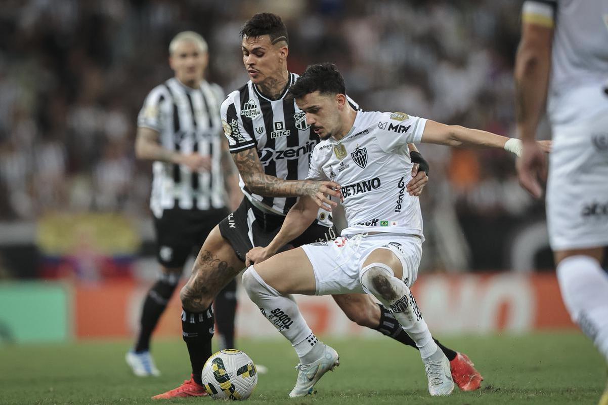 O Atltico visitou o Cear nesta quarta-feira (15), na Arena Castelo, em Fortaleza, pela 12 rodada do Campeonato Brasileiro. Veja as melhores imagens do confronto.