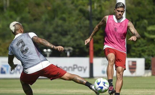 Pedro durante treino do Flamengo nesta segunda-feira (8)