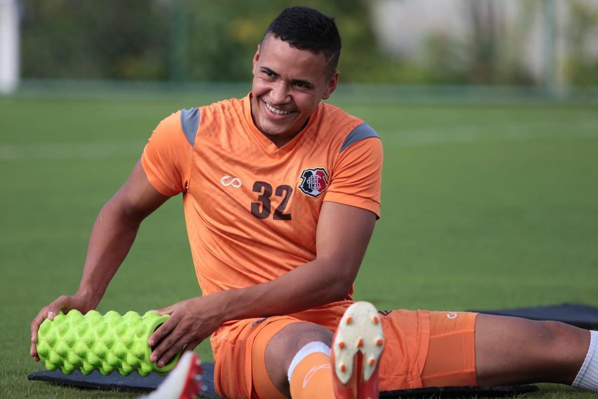 Dando sequência aos treinos, em retomada às atividades suspensas pela pandemia, elenco do Santa Cruz é dividido em três equipes para os trabalhos desta quinta-feira; grupo ainda não usará bola.