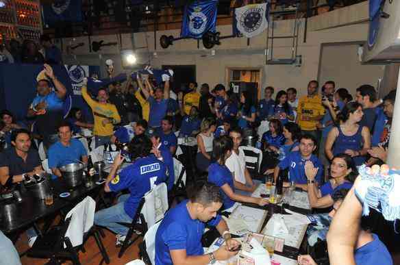 Torcedores do Cruzeiro comemoram o ttulo brasileiro em bares de BH