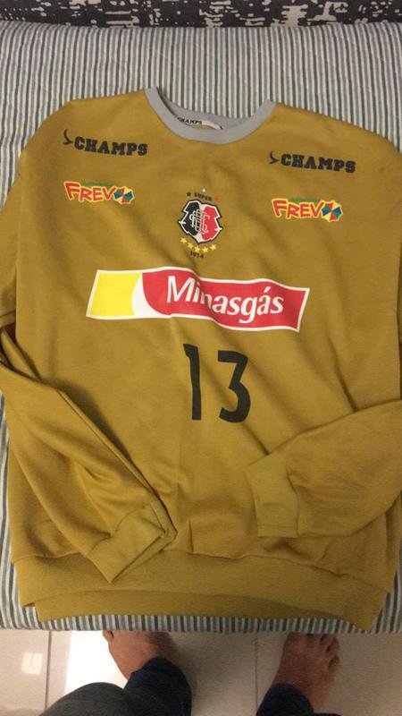 Camisa do Santa Cruz do ano de 2007/2008 está entre as peças que o torcedor Sérgio Lêdo coleciona em seu acervo pessoal