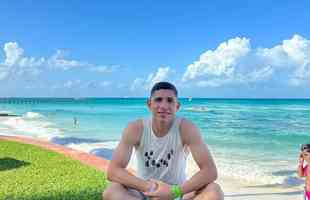 Atacante Savarino curte férias com a família em Cancún 