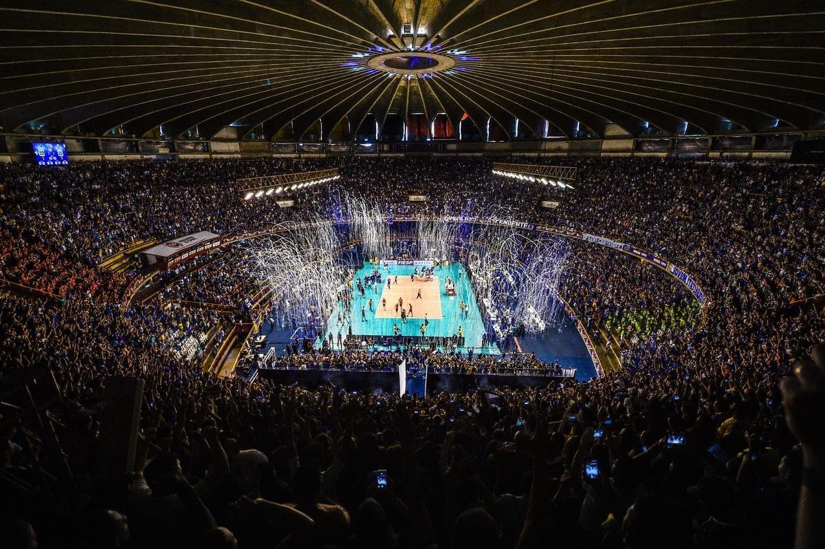 Depois da vitria sobre o Sesi, jogadores do Cruzeiro fizeram grande festa no Mineirinho, em BH