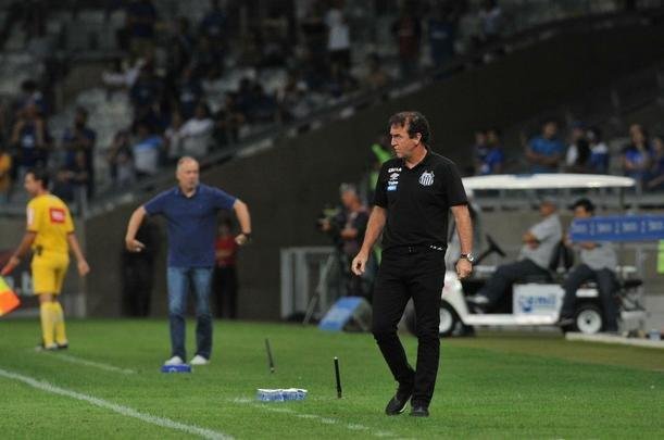 Em jogo com grande atuao do goleiro Fbio, Cruzeiro derrotou Santos de virada, por 2 a 1, com gols de Sass e Raniel; Gabriel Barbosa marcou para o Peixe, no Mineiro, pela 26 rodada do Brasileiro