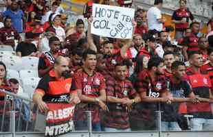 Torcida do Flamengo na partida contra o Atlético, no Mineirão, em Belo Horizonte, em jogo pelo Campeonato Brasileiro