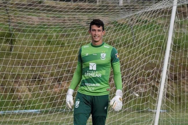 Airton: o goleiro tem contrato com o Amrica at dezembro de 2022.