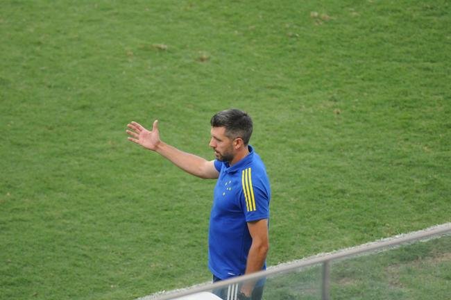 Cruzeiro goleou URT por 3 a 0 no Independncia com gols de Thiago, Machado e Edu em sua estreia no Mineiro. Ronaldo, dono da SAF, assistiu  partida no Horto. Duelo marcou estreia do tcnico uruguaio Paulo Pezzolano