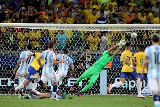 Philippe Coutinho marca o primeiro gol para o Brasil no Mineiro