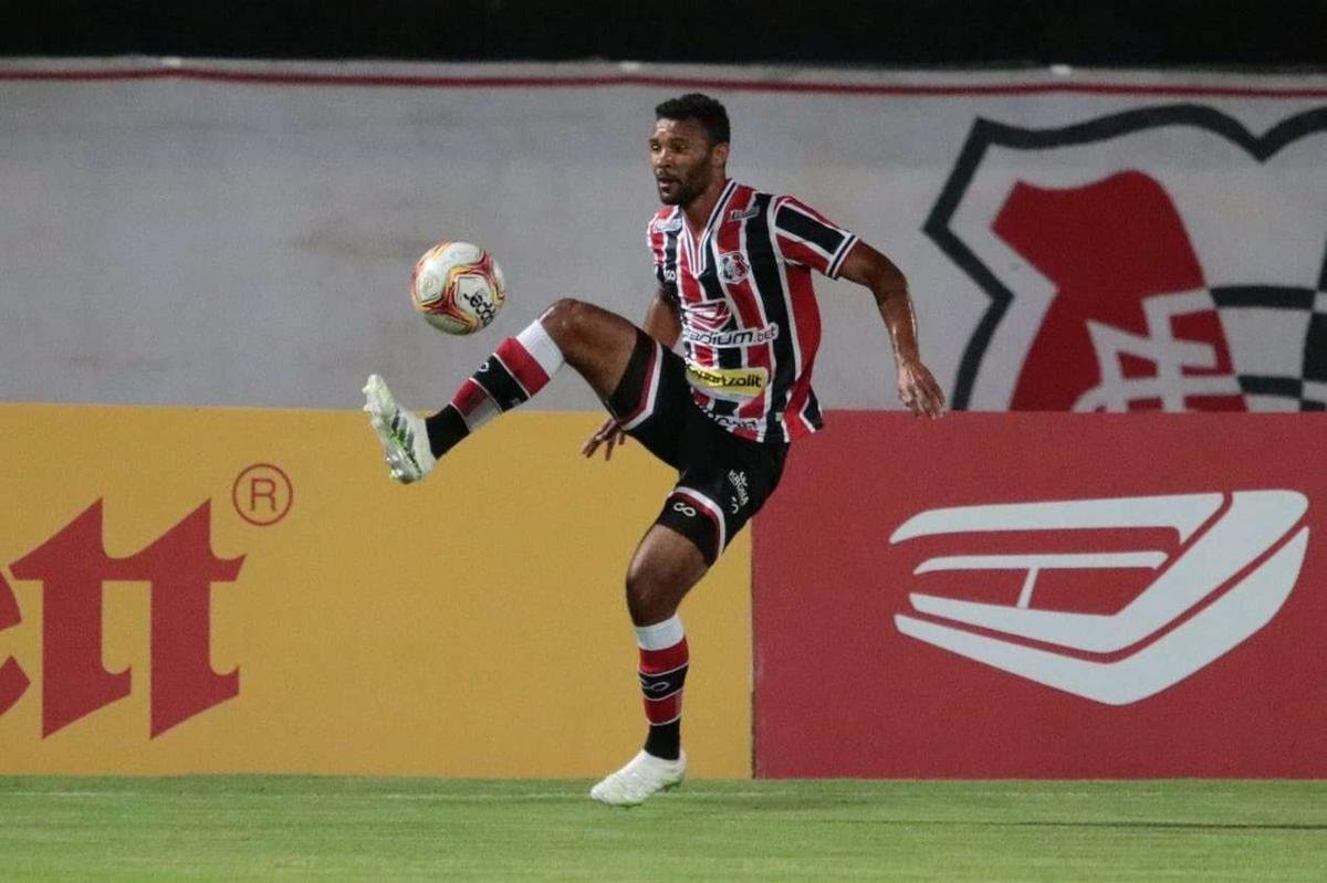 Bileu (volante) - De volta ao Santa no incio do ano, Bileu comeou o ano como titular, perdeu a vaga, mas retornou na Srie C, como pea do sistema defensivo coral. Ele  o jogador de linha com mais partidas neste ano