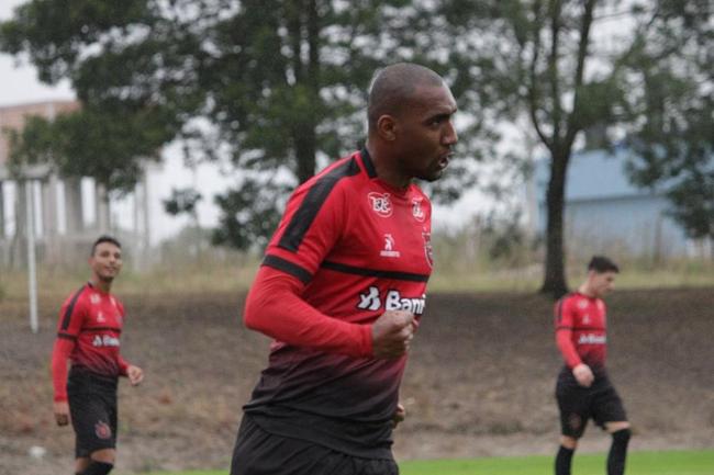 O zagueiro Arthur, de 22 anos, está emprestado ao Brasil-RS, clube pelo qual disputou 17 jogos na Série B.