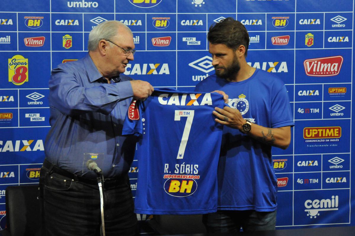 Rafael Sobis foi contratado pelo Cruzeiro em junho de 2016, quando estava no Tigres, do Mxico. Em dois anos e meio, fez 28 gols em 119 jogos e ganhou trs ttulos: dois da Copa do Brasil, em 2017 e 2018, e um do Campeonato Mineiro, em 2018. Em setembro de 2020, a Justia do Trabalho condenou o clube a pagar R$ 3,2 milhes ao atleta, porm as partes j chegaram a um acordo para o parcelamento das dvidas e a ao ser retirada. Sobis agrada ao tcnico Felipo por sua experincia e liderana dentro de campo. Antes do retorno  Raposa, o veterano de 35 anos defendeu Internacional, em 2019, e Cear, no primeiro semestre de 2020.