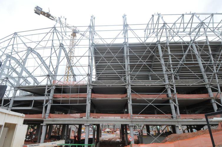 Nesta quarta-feira (20), as obras da Arena MRV, no Bairro Califórnia, em Belo Horizonte, adentraram em uma nova etapa. Isso porque as placas da cobertura do estádio começaram a ser instaladas, conferindo 'novo visual' ao projeto da futura casa do Atlético.