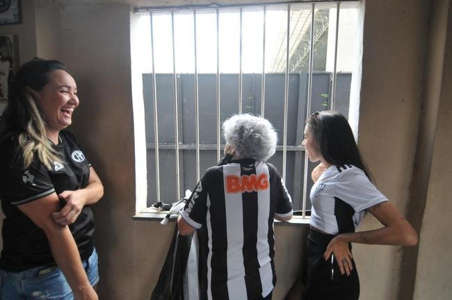 Familiares e amigos acompanham final do Mineiro na casa de dona Myrza Guimares, torcedora do Atltico vizinha do estdio Independncia