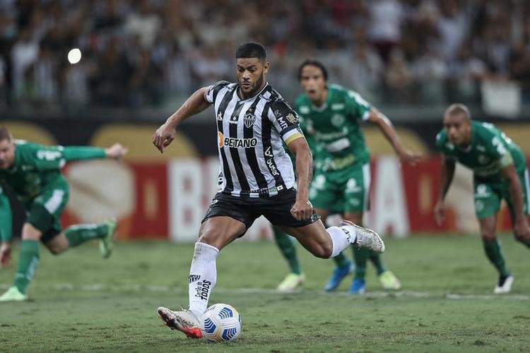 Hulk marcou os dois gols da vitria do Galo por 2 a 0: um de pnalti e outro em lindo chute no ngulo