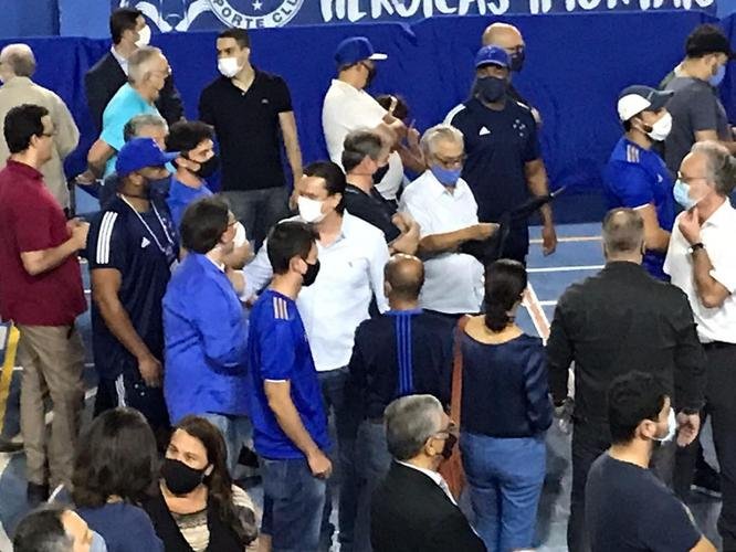 Conselheiros e associados do Cruzeiro durante votação de mudança do Estatuto do clube. Assembleia geral autorizou venda de até 90% das ações da SAF para investidores. Houve festa dos cruzeirenses no Parque Esportivo do Barro Preto, em BH, devido à possibilidade de chegada de recursos para tornar o futebol mais competitivo a partir de 2022.