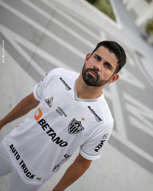 Diego Costa posa com as camisas 1 e 2 do Atltico, faz exames e atividades na academia da Cidade do Galo