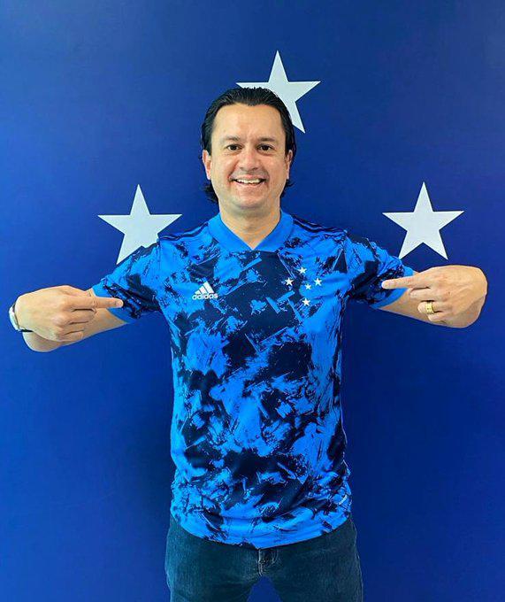 Presidente Sérgio Santos Rodrigues com a nova camisa do Cruzeiro