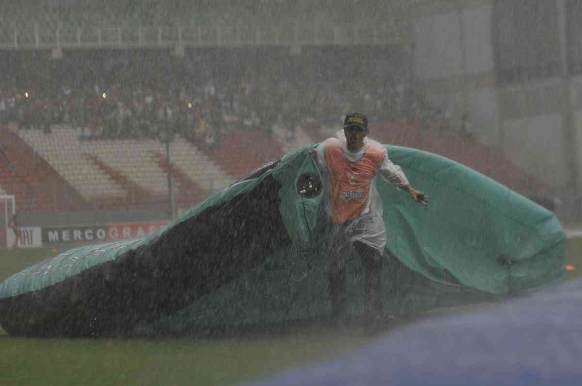Forte chuva atrasou comeo de Amrica x Cruzeiro, no Horto