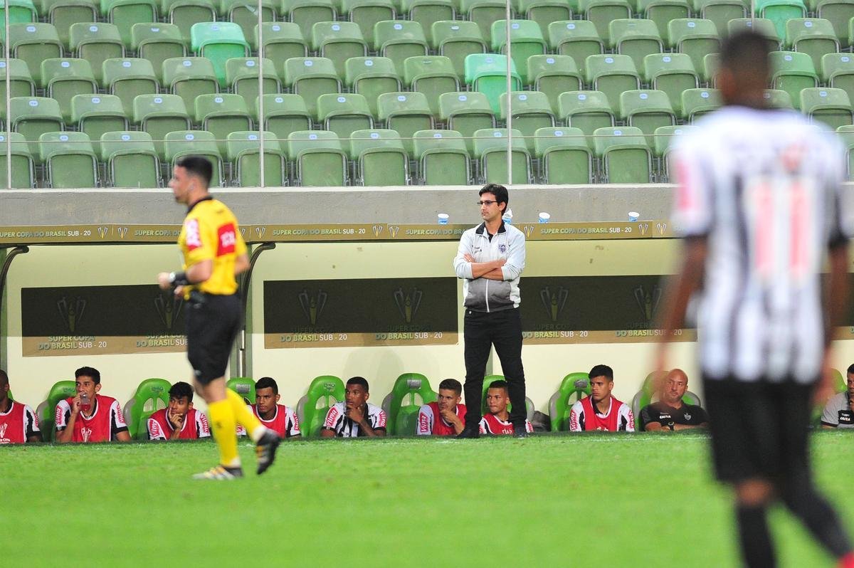 Aps por 2 a 2 no tempo normal, Cruzeiro derrotou Atltico por 4 a 2 nas penalidades e se sagrou campeo de torneio indito. Em 2018, clube celeste disputar a Copa Libertadores da categoria