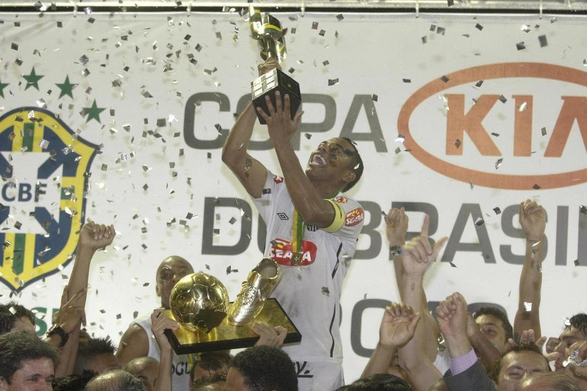 5 - Santos (nove ttulos) oito Campeonatos Brasileiros (1961, 1962, 1963 , 1964 , 1965 , 1968, 2002 e 2004) e uma Copa do Brasil (2010)