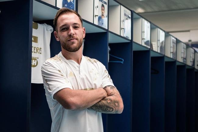 Cruzeiro lanou camisa branca, com detalhes em dourado, nesta quinta-feira (6 de maio)