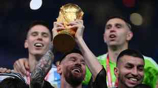 Messi ergue a taça da Argentina, tricampeã do mundo