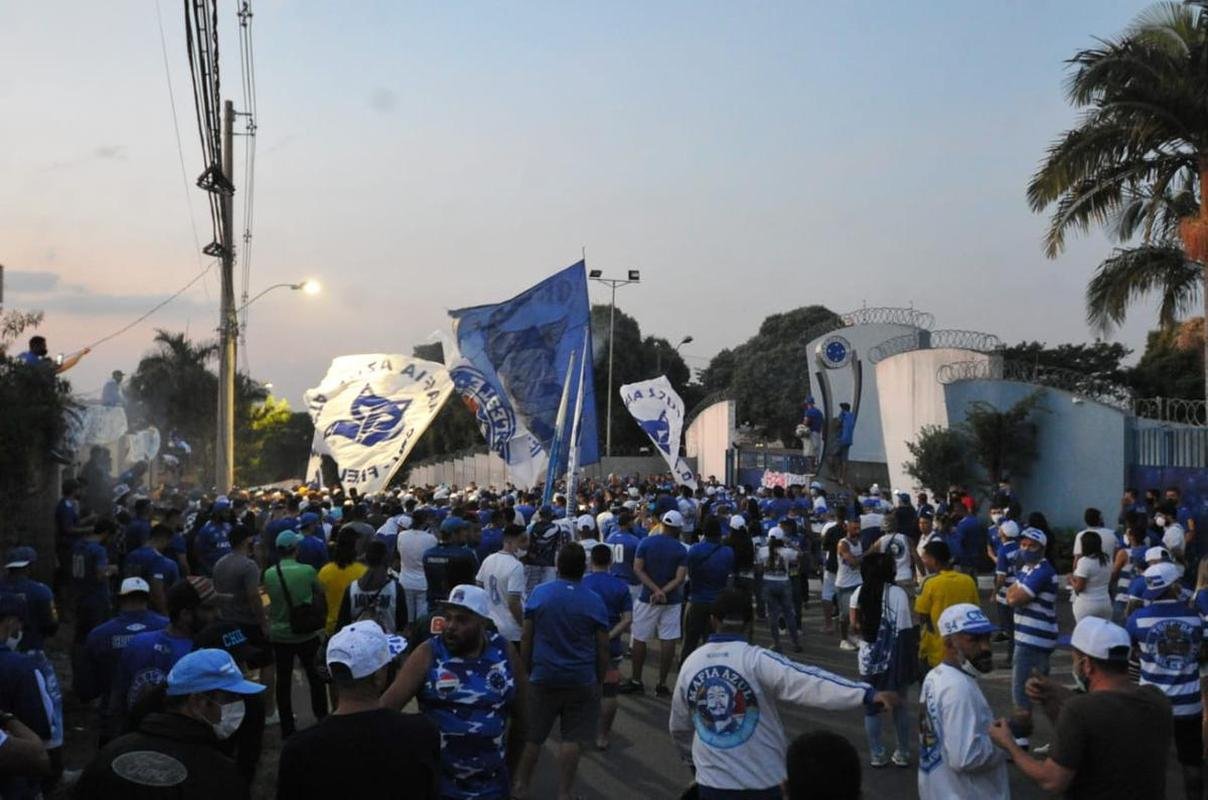 Torcedores do Cruzeiro cobram renncia de Srgio Rodrigues