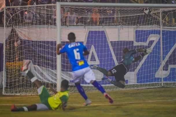 Com muitos atletas juniores, time celeste fez teste no Estádio Municipal de Ibirité