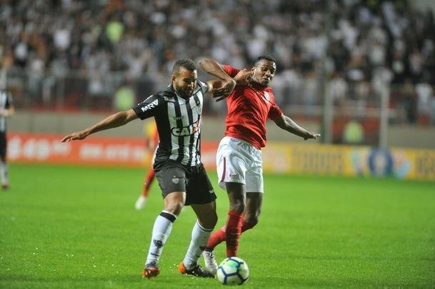 Jos Welison - Emprestado pelo Vitria, o volante caiu nas graas da torcida por sua grande fora defensiva, mas sofreu leso no menisco medial do joelho direito e passou por cirurgia no ms de outubro