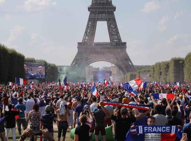 Franceses lotaram ruas de Paris e regi�o da Torre Eiffel durante a decis�o da Copa do Mundo