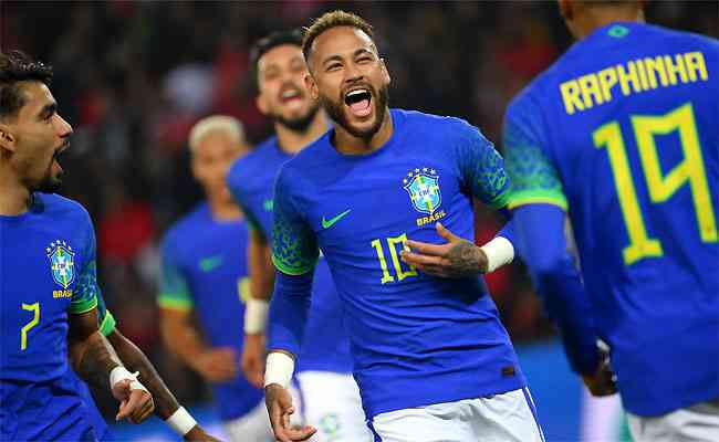 Neymar festeja gol da Seleo Brasileira em jogo tenso diante da Tunsia