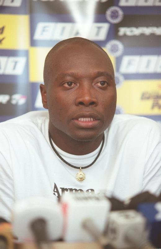 Fotos da apresentao do meia colombiano Freddy Rincn no Cruzeiro, em 6 de julho de 2001, na Toca da Raposa I. Ex-jogador morreu aos 55 anos nesta quarta-feira (13/4/2022), em Cali, em consequncia de um acidente de carro.