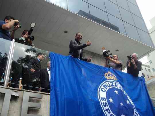Novo reforo do Cruzeiro, Jlio Baptista foi recepcionado pelo presidente Gilvan de Pinho Tavares e acenou para torcedores da sacada da sede administrativa no Barro Preto