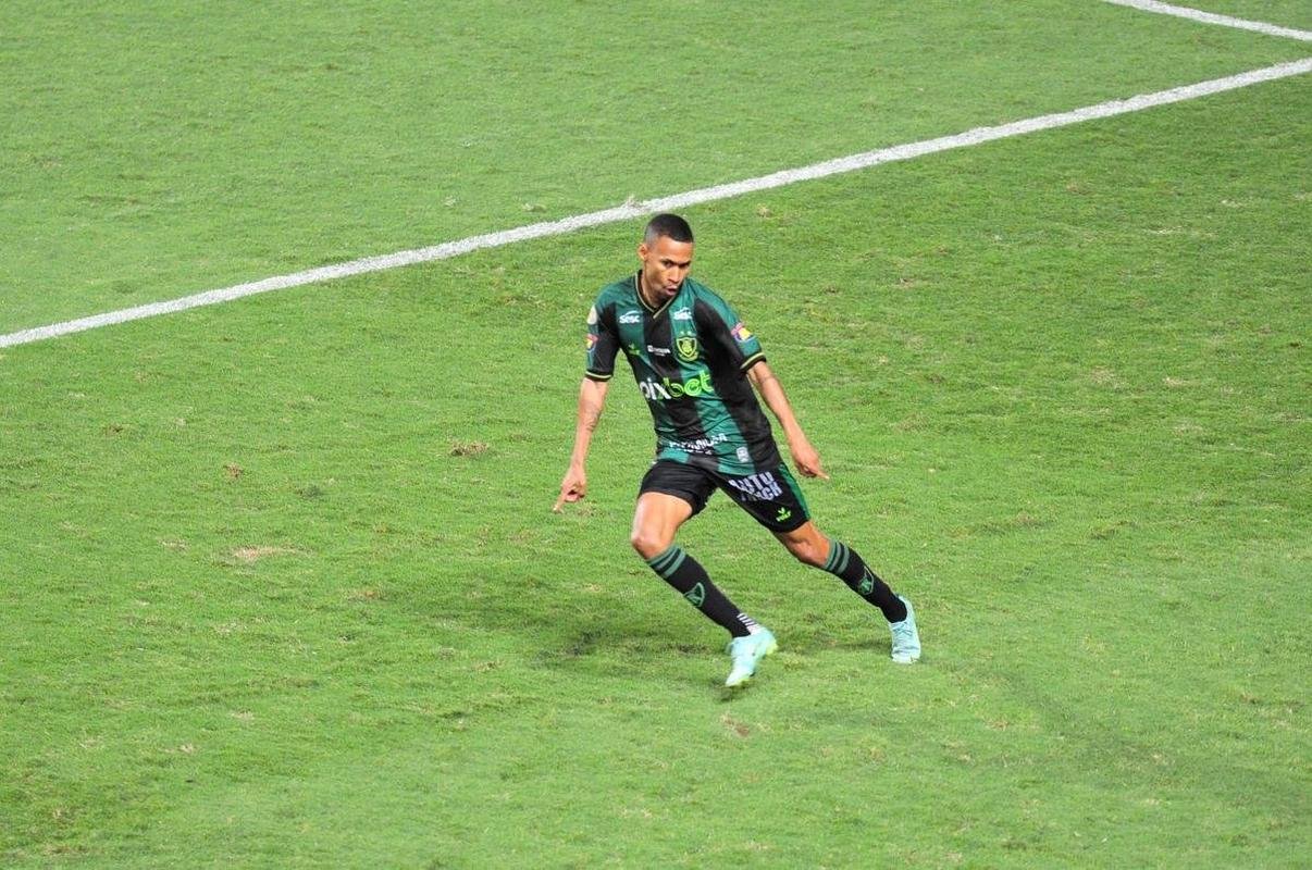Ademir marcou dois gols na etapa final e colocou o Amrica em vatagem: 2 a 0
