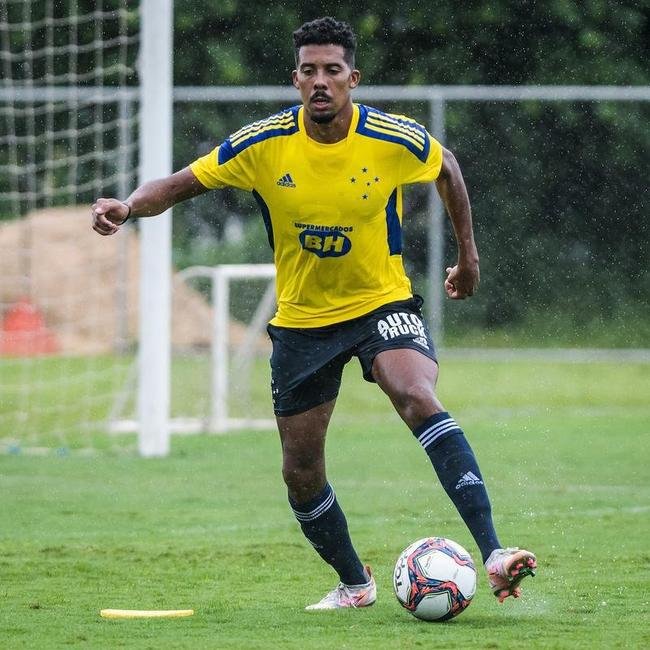 Imagens do treino do Cruzeiro neste sbado (8), sob forte chuva, na Toca da Raposa II, em Belo Horizonte