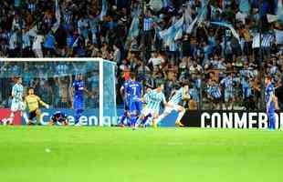 Lautaro Martnez, nome do jogo, marcou o segundo gol do Racing ainda no primeiro tempo