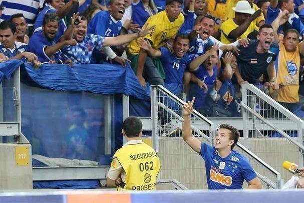 Dagoberto (2013): embora no seja centroavante de ofcio, o ex-jogador de Atltico-PR, So Paulo e Internacional exerceu essa funo em algumas ocasies pelo Cruzeiro. Comprado do clube gacho em 2013 por R$ 7 milhes, Dagoberto marcou 23 gols em 81 jogos defendendo a Raposa. Em 2015, o atacante ficou fora dos planos da comisso tcnica e foi emprestado ao Vasco, onde no conseguiu render. Em 2017, ele defendeu o San Francisco Deltas, dos Estados Unidos.