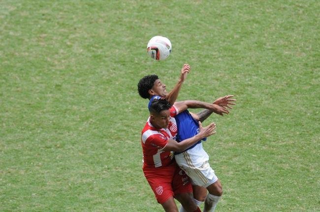 Edu empatou o jogo para o Cruzeiro diante do Villa Nova, no Independncia, pela oitava rodada do Campeonato Mineiro