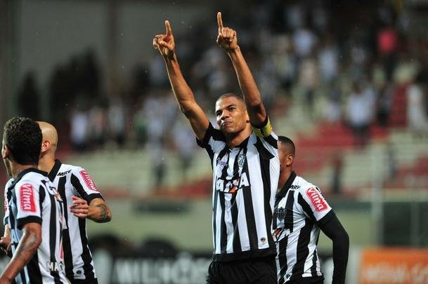 No Atltico, Leonardo Silva virou dolo. Ganhou Copa Libertadores, Copa do Brasil, Recopa Sul-Americana e quatro Campeonatos Mineiros. Tornou-se tambm o maior zagueiro-artilheiro do clube, com 29 gols em 318 partidas. Aos 38 anos, Leo Silva renovou seu vnculo com o alvinegro at dezembro de 2018.