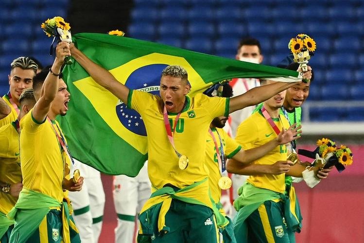 Jogadores da Seleo Brasileira recebem a medalha de ouro pela conquista olmpica no futebol