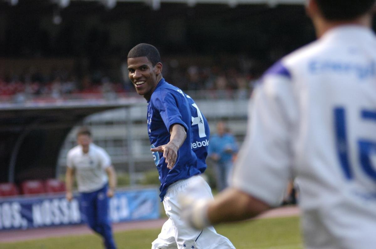 E o 'raio' caiu de novo na final do Estadual do ano seguinte. O Cruzeiro repetiu a dose e fez 5 a 0 sobre o rival na partida de ida. Kleber marcou o primeiro e provocou na comemorao imitando galinha, repetindo gesto que Paulinho McLaren fizera em clssico pelo Brasileiro de 1996. Leonardo Silva e Jonathan, com dois cada, definiram a goleada que abriu caminho para o bicampeonato estadual. 