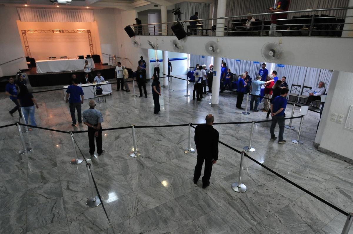 Fotos da eleio presidencial no Cruzeiro. Parque esportivo do Barro Preto, em BH, esteve lotado durante tarde e noite desta segunda-feira